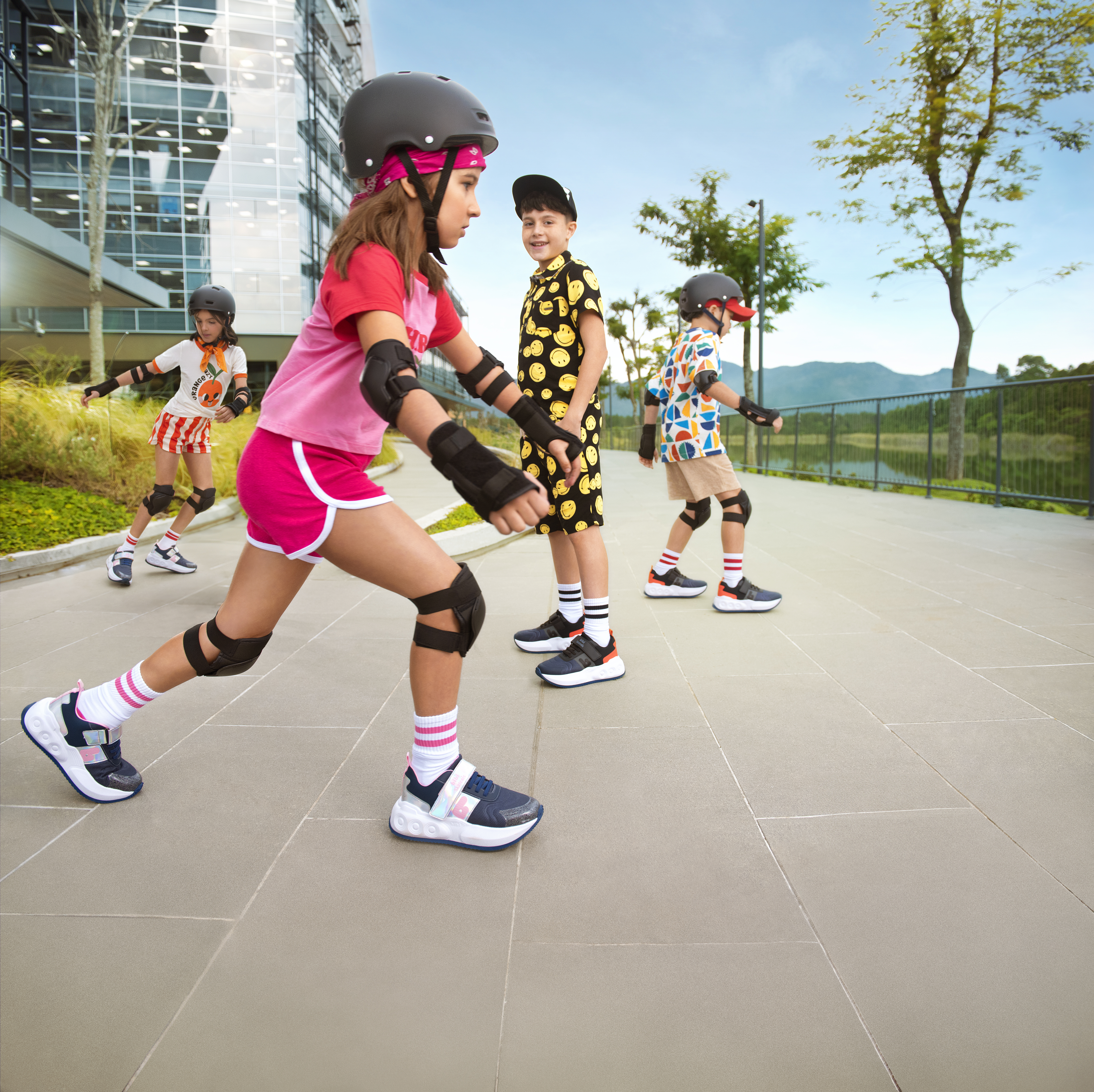 Crianças andando e brincando com o Skatenis Bibi, se divertindo em uma pista.